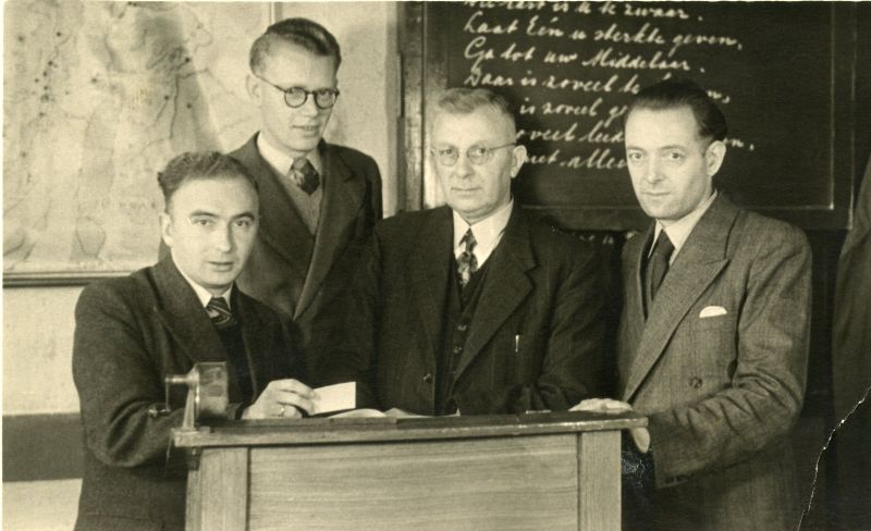 Personeel en leerlingen van de Foeke Sjoerds Skoalle, 1951  