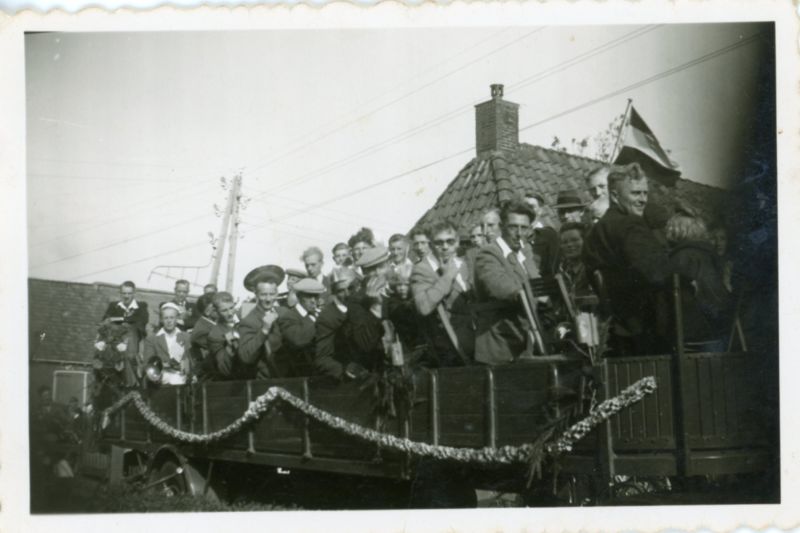 UDI - Op vrachtauto tijdens dorpsfeest  